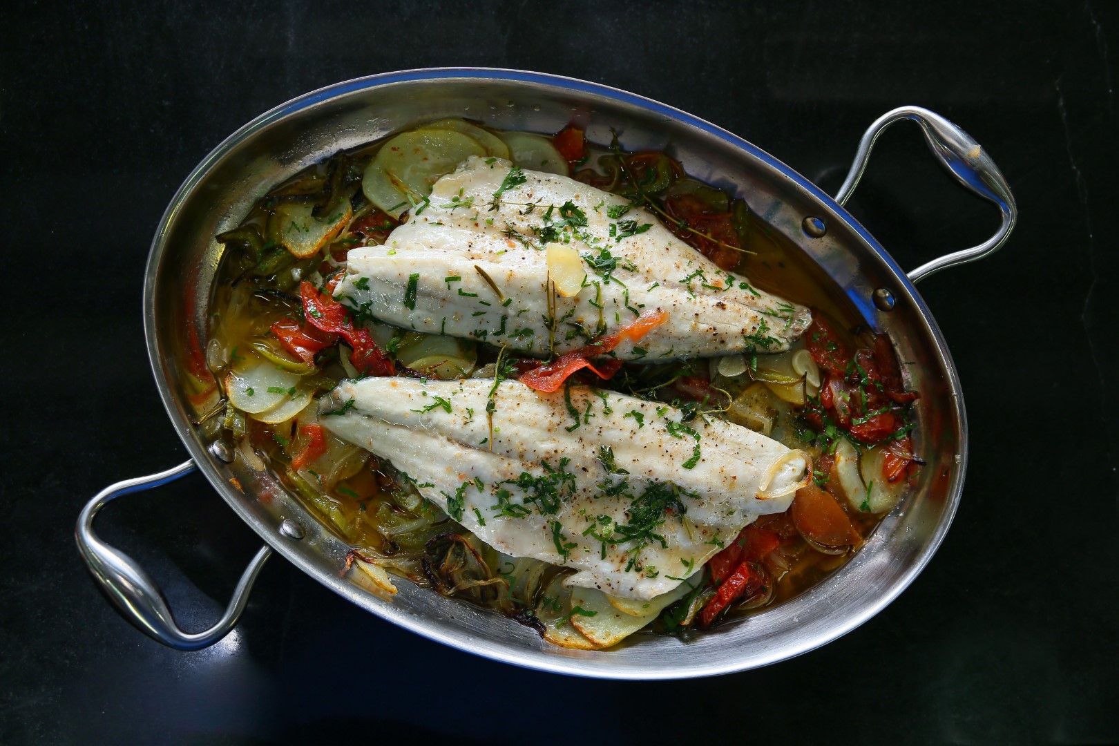 מתכוני דגים ממסעדת הולה (צילום: ירון ברנר)