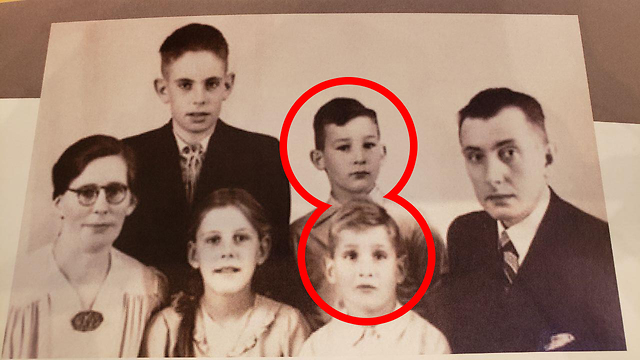 משפחת קרייל עם הילדים היהודים שהסתירו, מיכאל וגרשון, צולם ב-1944 (צילום: יד ושם )