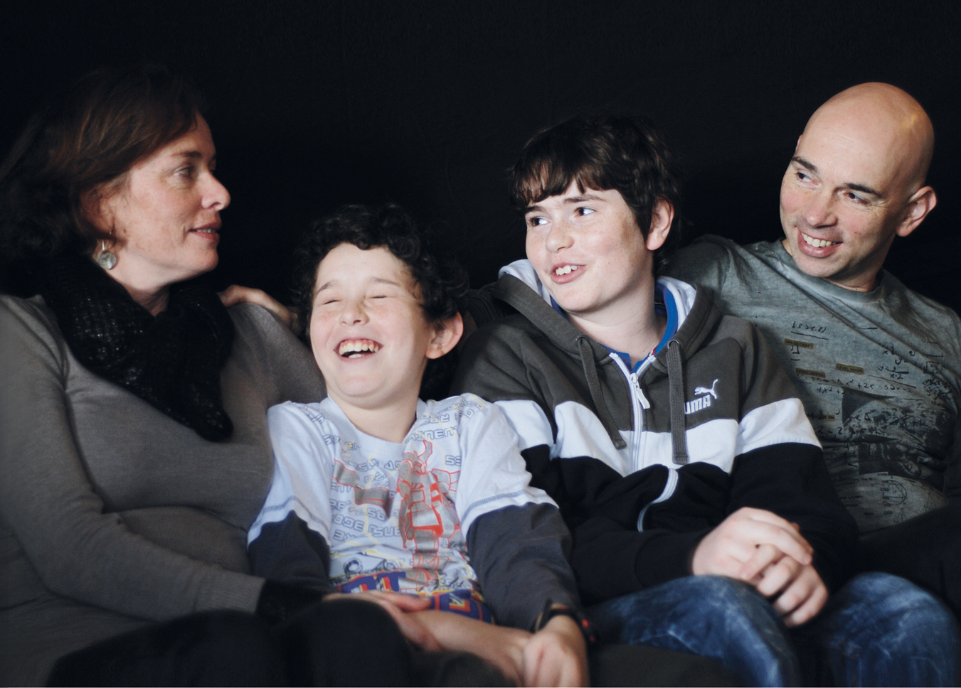 עם הבעל בעז והבנים רתם ורואי בצילום מ־ 2010. "לא קל לבעז מול המתקפות עליי"