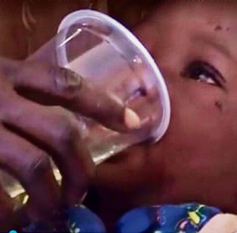  Кадр из фильма, призывающего лечить детей питьем хлорки