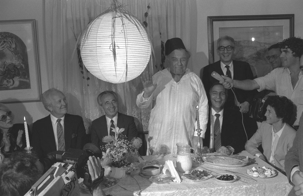  1986: ראש עיריית ירושלים חובש תרבוש ומארח בביתו את ראש הממשלה שמעון פרס ואח"מים נוספים (צילום: נתי הרניק, לע"מ)