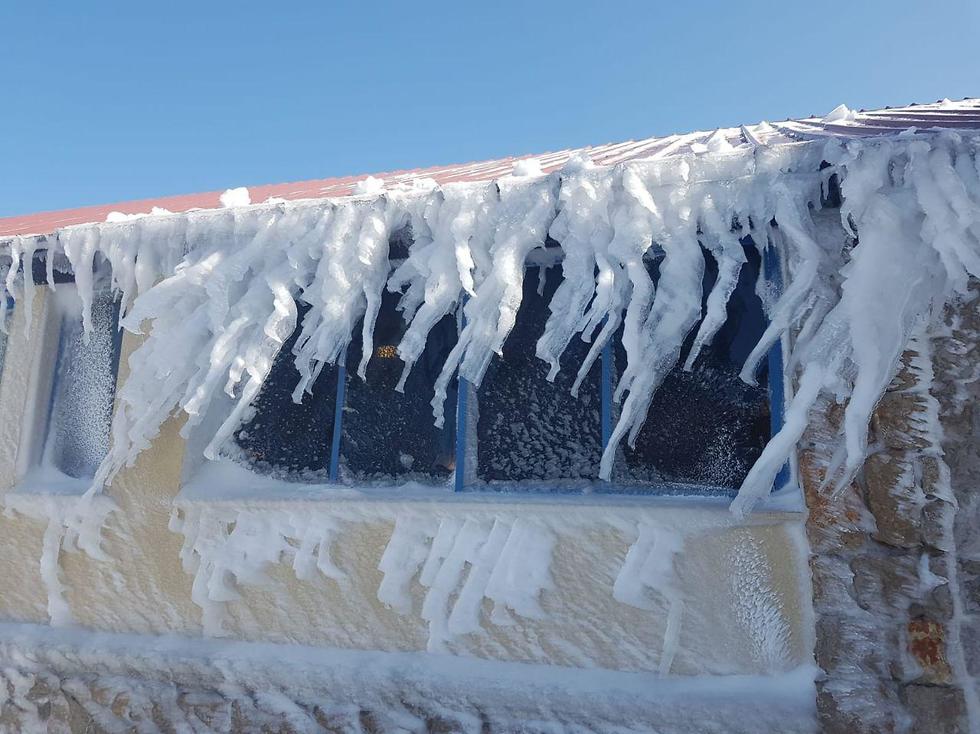 Icicles on top of a building on Mt. Hermon (Photo: Amir Abu Salah)