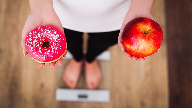 בחירה בין תפוח לדונאטס (צילום: Shutterstock)