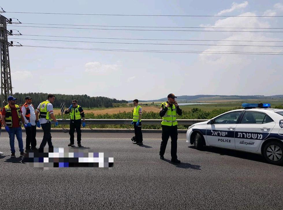 זירת תאונת הדרכים בה נהרג הולך הרגל (צילום: דוברות המשטרה)