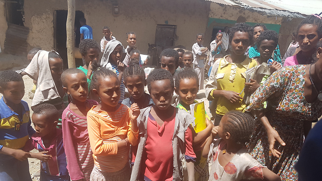 הילדים בכפר באתיופיה, בו נמצאת אחותו של נביו אבבה (צילום: אמיר אלון)