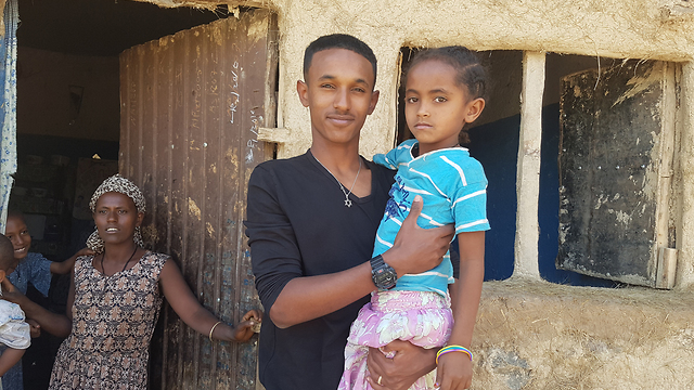 הילדים בכפר באתינביו אבבה ואחייניתו בתי בכפר באתיופיהופיה, בו נמצאת אחותו של נביו אבבה (צילום: אמיר אלון)