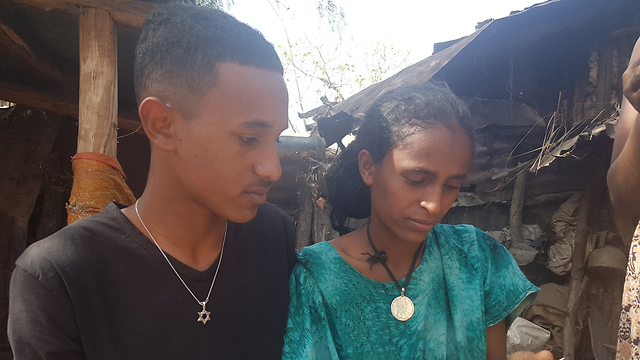 נביו אבבה ואחותו נגסט בכפר באתיופיה (צילום: אמיר אלון)