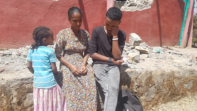 נביו אבבה, אחותו נגסט ובתה בתי בכפר באתיופיה (צילום: אמיר אלון)