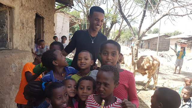 מסע כפר אתיופיה נביו אבבה ילדים בכפר (צילום: אמיר אלון)