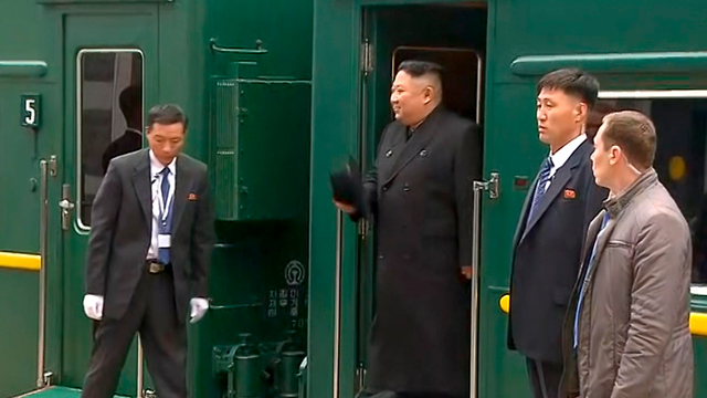 שליט צפון קוריאה קים ג'ונג און מגיע ל ולדיווסטוק ב רוסיה לקראת הפגישה עם ולדימיר פוטין (צילום: AP)
