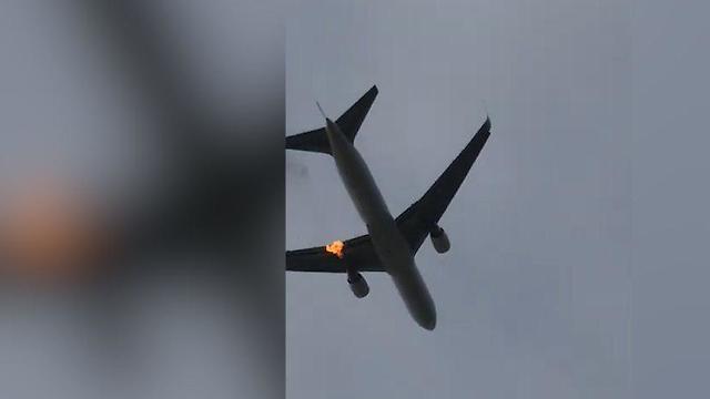Вспышка огня в двигателе самолета Arkia  