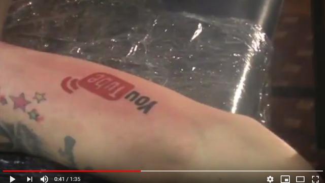 Так появилась татуировка с логотипом YouTube. Кадр из видеоролика