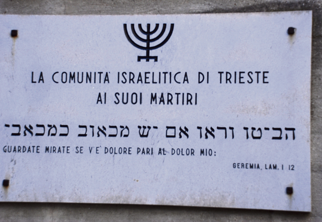 שלט זיכרון ליהודי העיר