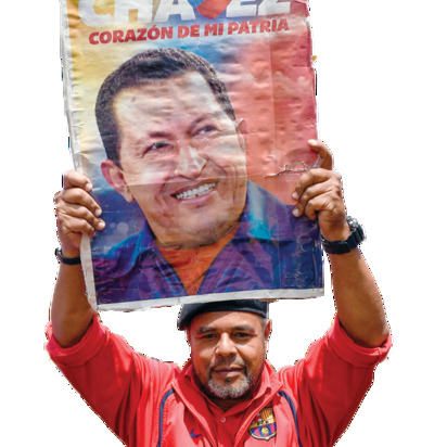 תומך של מאדורו מניף את תמונתו של הנשיא המנוח הוגו צ'אבס