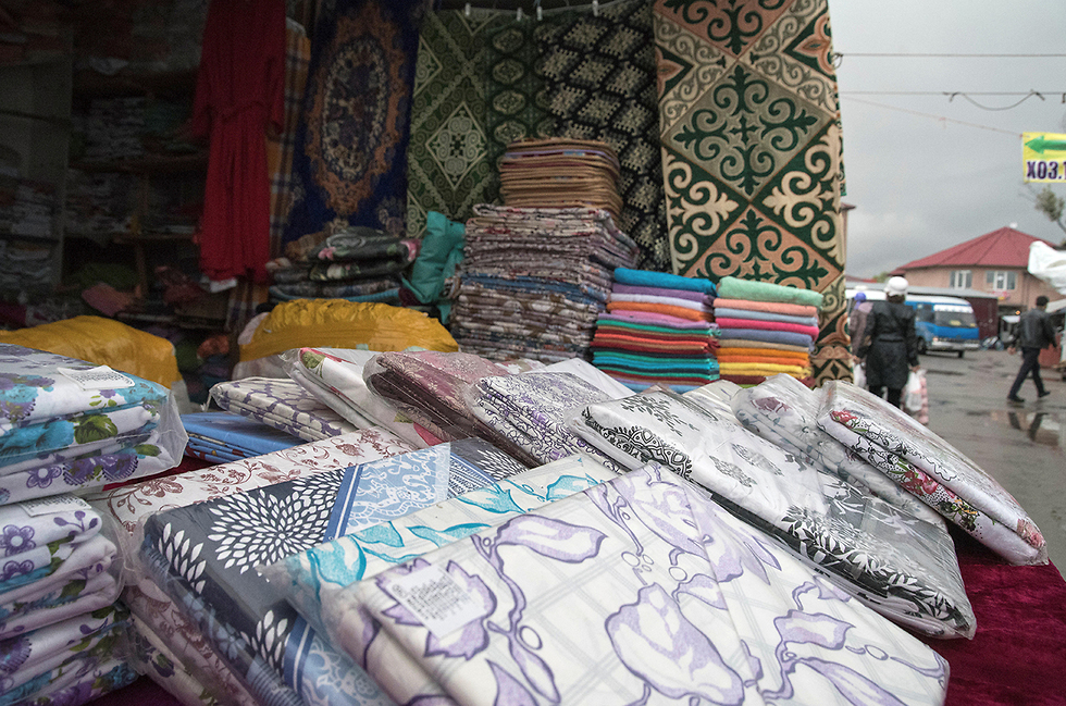 מגבות ו מצעים מ טורקמניסטן שוק אלמטי קזחסטן (צילום: רויטרס)