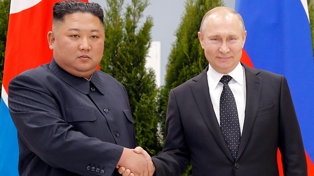 מנהיג צפון קוריאה קים ג'ונג און בפגישה עם נשיא רוסיה ולדימיר פוטין במוסקבה (צילום: AP)