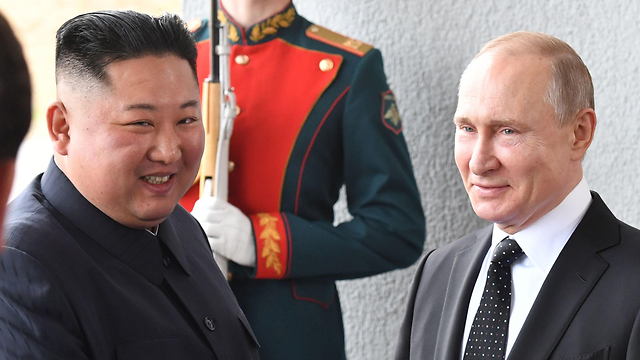 מנהיג צפון קוריאה קים ג'ונג און בפגישה עם נשיא רוסיה ולדימיר פוטין במוסקבה (צילום: AFP)