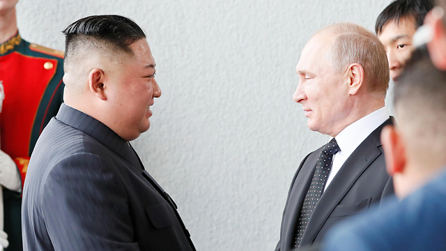 מנהיג צפון קוריאה קים ג'ונג און בפגישה עם נשיא רוסיה ולדימיר פוטין במוסקבה (צילום: רויטרס)