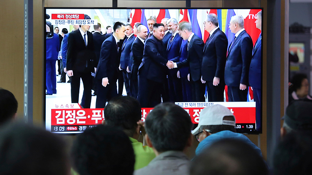 תושבי דרום קוריאה צופים בפגישה של שליט קוריאה הצפונית קים ג'ונג און עם נשיא רוסיה ולדימיר פוטין (צילום: AP)