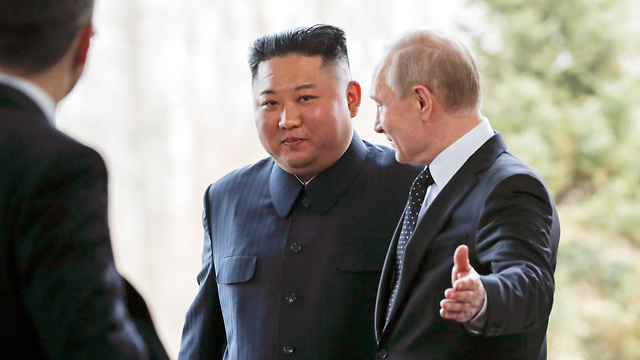 מנהיג צפון קוריאה קים ג'ונג און בפגישה עם נשיא רוסיה ולדימיר פוטין במוסקבה (צילום: AP)