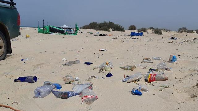 אשפה של מטיילים בחוף ניצנים (צילום: רשות הטבע והגנים)