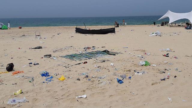 אשפה של מטיילים בחוף ניצנים (צילום: רשות הטבע והגנים)