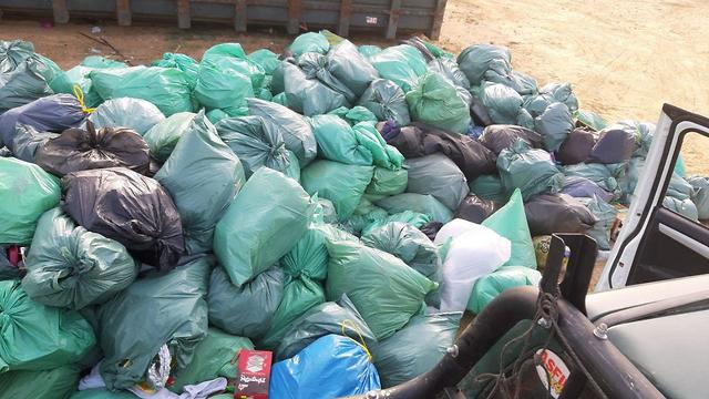 Вывоз мусора, оставленного отдыхающими. Фото: Элиав Ягуда