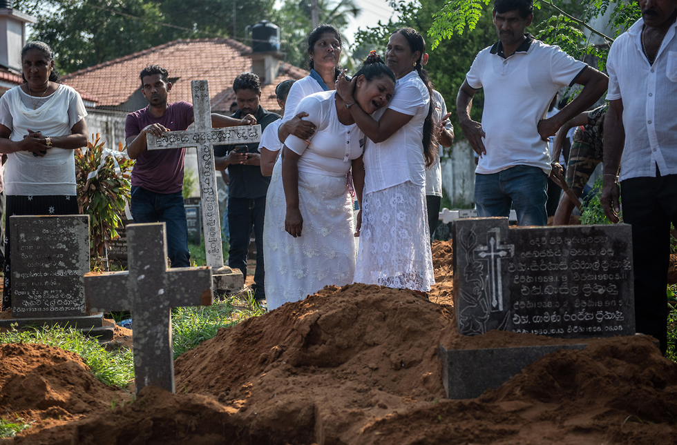 הלוויה הרוגים פיצוץ פיגוע ב קולומבו סרי לנקה (צילום: gettyimages)