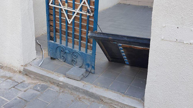 Сломанные ворота йешивы. Фото: полиция