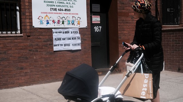An add in a Haredi community in Brooklyn warning of the measles outbreak (file photo) (Photo: AFP)