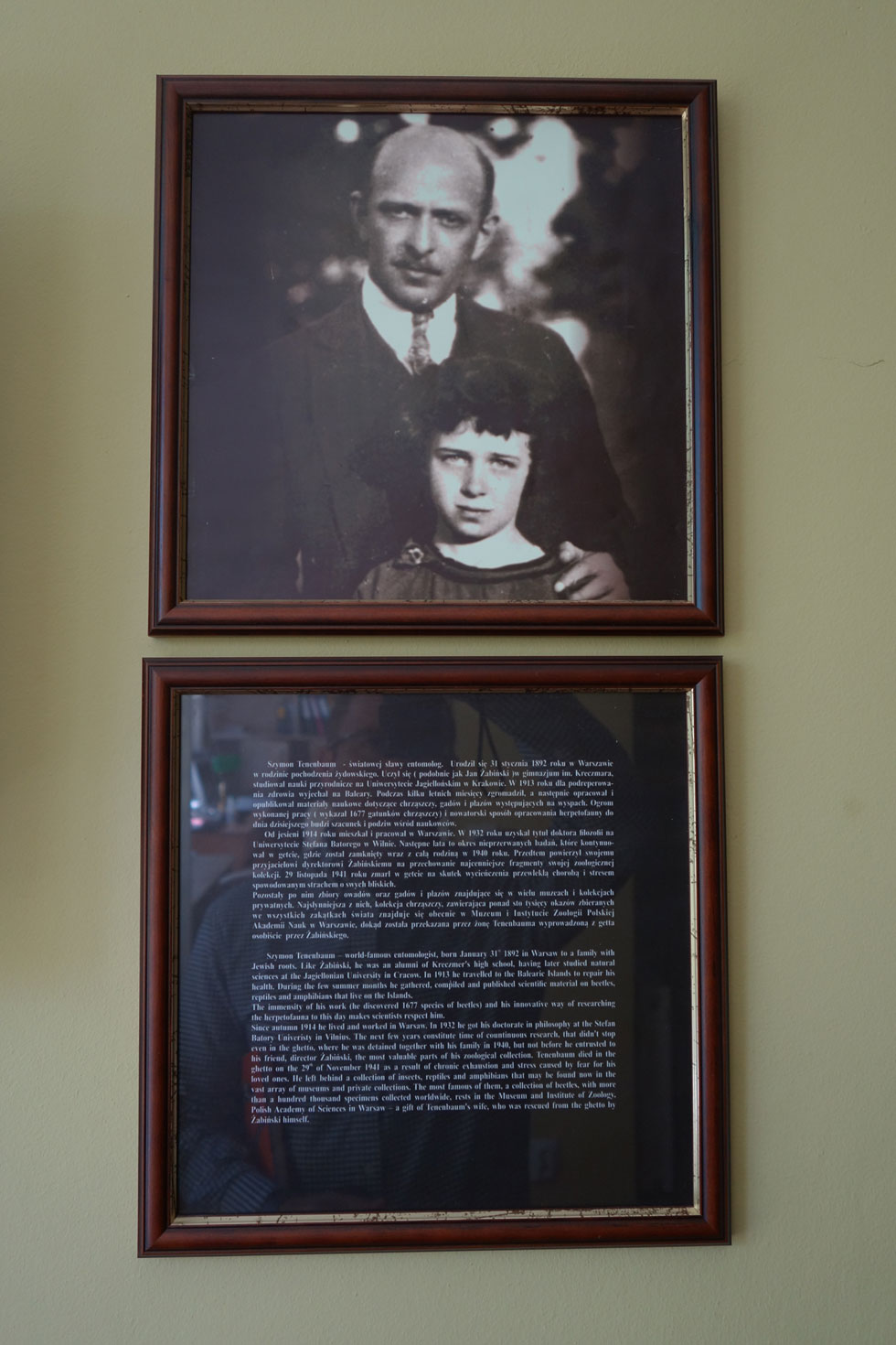 תמונת יאן ז'בינסקי ובתו תרזה תלויה בבית המשוחזר. בשלט שתלוי תחתיה הסבר קצר וצנוע על סיפור הגבורה של המשפחה  (צילום: מיכאל יעקובסון)