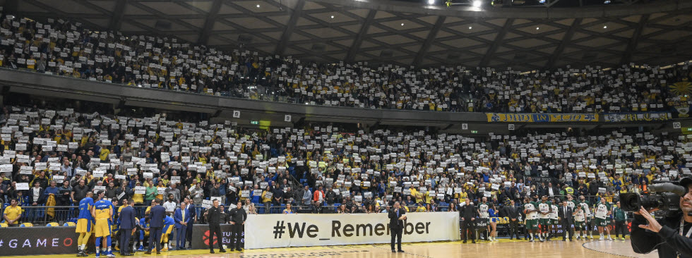 We Remember. היכל מנורה מבטחים במהלך משחקה של מכבי תל אביב בכדורסל במסגרת היורוליג (צילום: שחר עזרן)