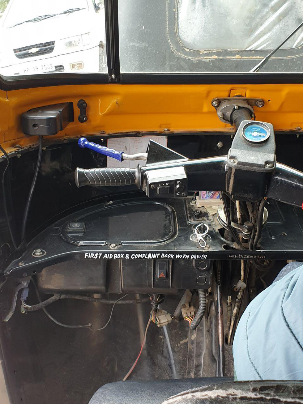 Индийская рикша. "Жалобная книга и аптечка у водителя". Фото: Ноа Лави