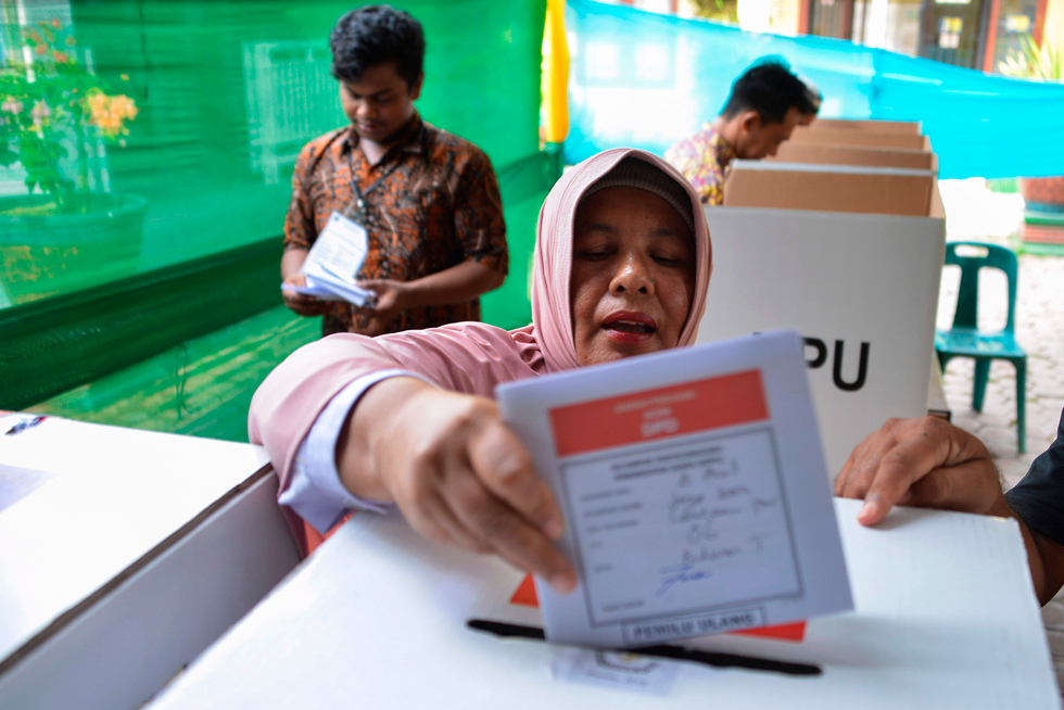 אינדונזיה קלפי קלפיות בחירות הצבעה (צילום: AFP)