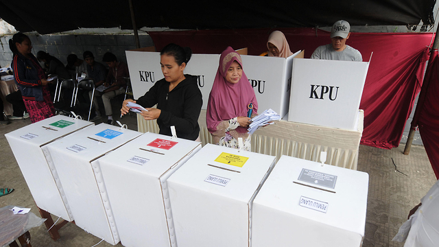 אינדונזיה קלפי קלפיות בחירות הצבעה (צילום: AFP)