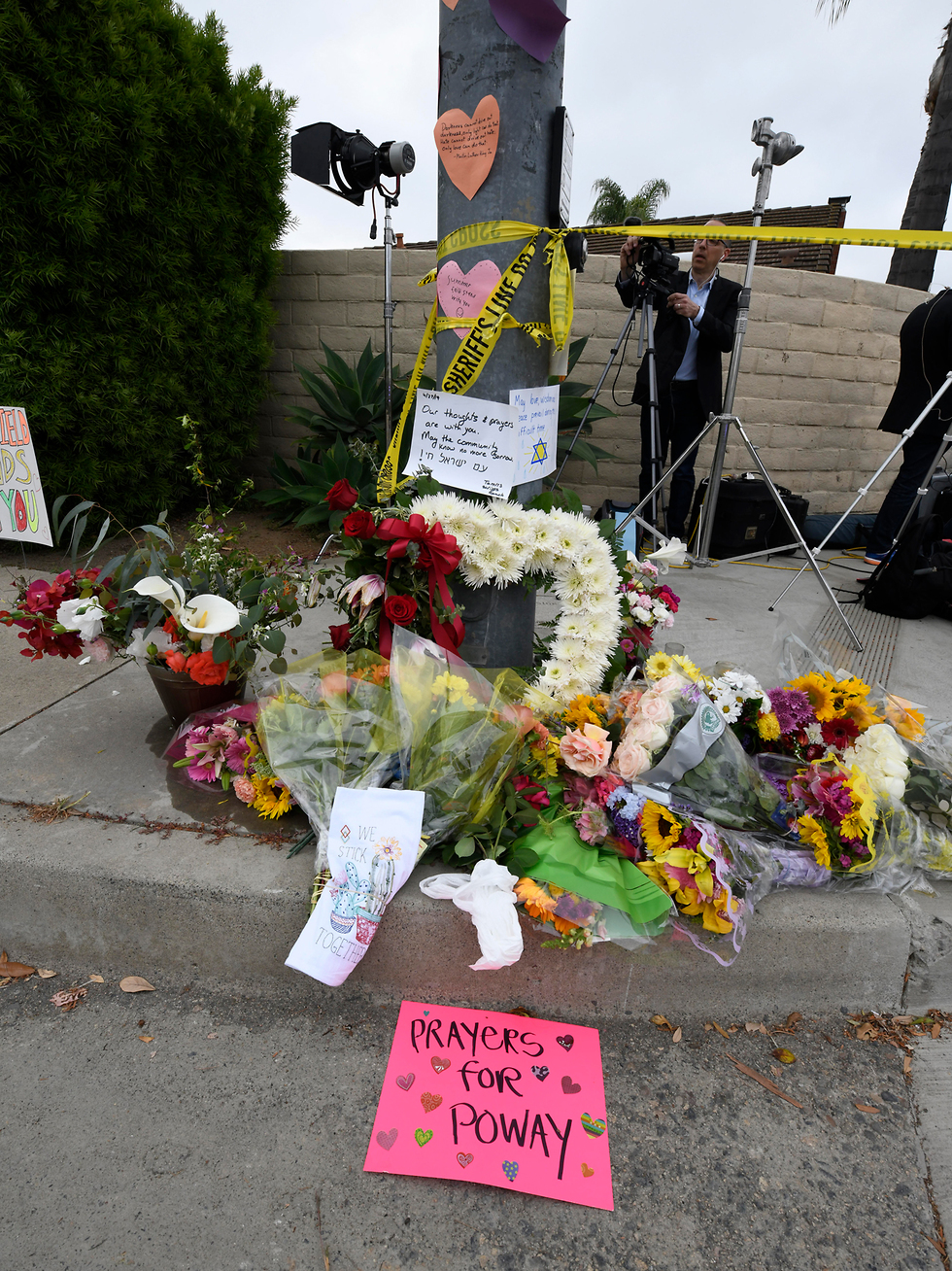 Local residents express support for local Jewish community after the synagogue shooting (Photo: AP)