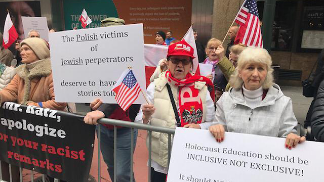 Демонстрация поляков напротив израильского консульства в Нью-Йорке