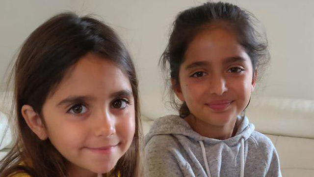 Eight-year-old Noya Dahan with sister (Photo: Tzipi Shmilovich)