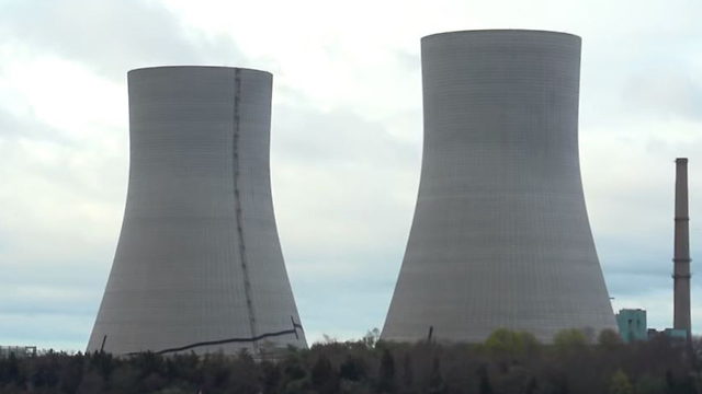 תיעוד פיצוץ מגדלי קירור בתחנת כוח במסצ'וסטס ()