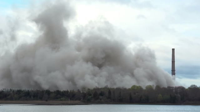 תיעוד פיצוץ מגדלי קירור בתחנת כוח במסצ'וסטס ()