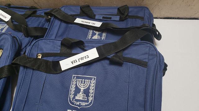 Портфели для Бени Ганца и Габи Ашкенази так и остались невостребованными. Фото: Инбар Твизер 