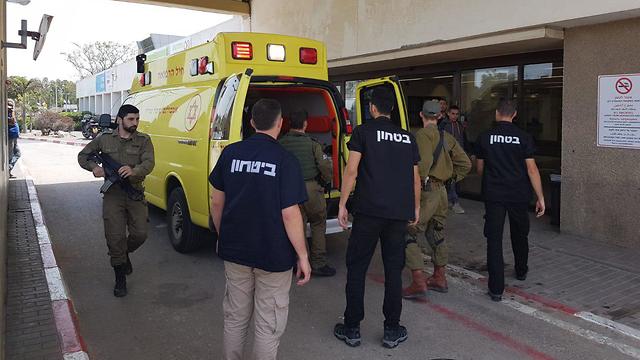 Раненного террориста доставимли в больницу. Фото: Эхуд Амитун, TPS 
