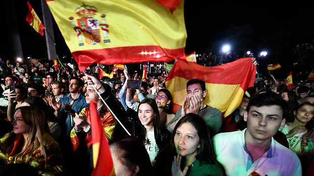 תומכי מפלגת הימין הקיצוני VOX ב ספרד (צילום: AFP)