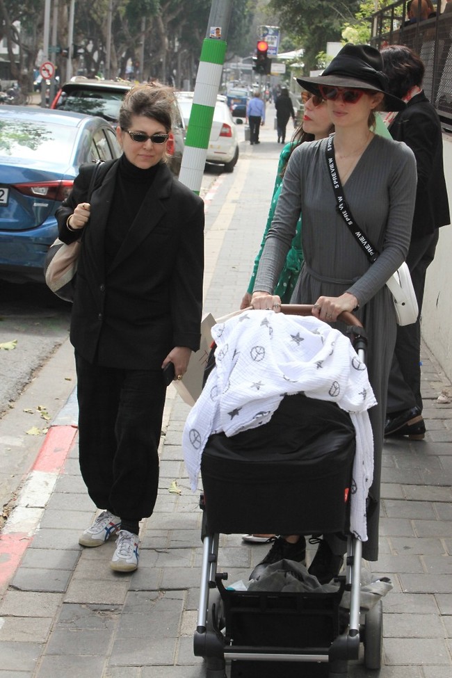 מורידות את האוכל (צילום: מוטי לבטון) מורידות את האוכל (צילום: מוטי לבטון)