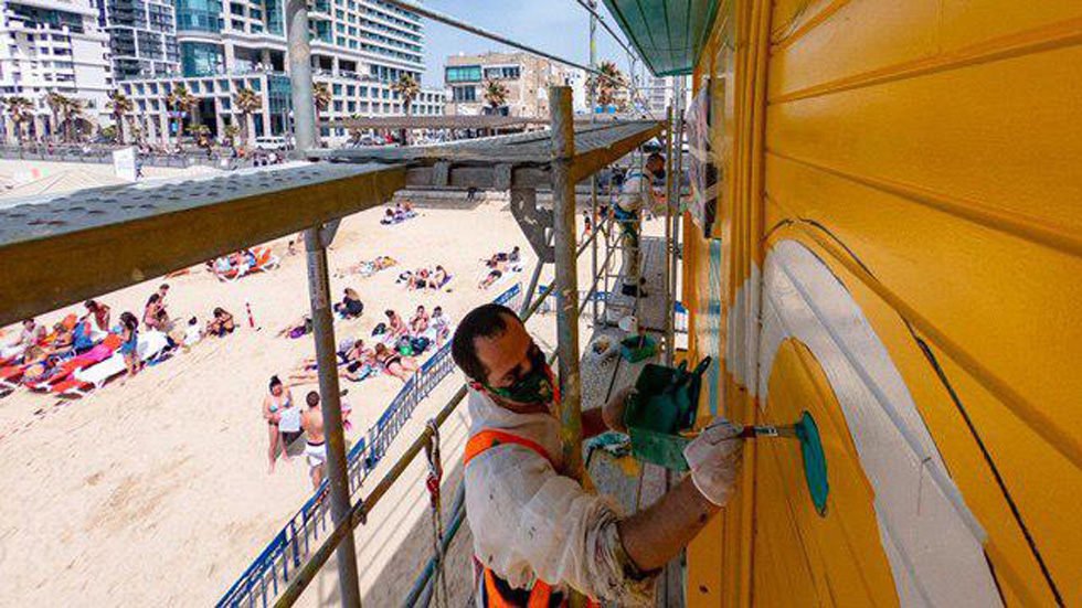 Будка спасателя на пляже в Тель-Авиве. Фото: Барак Бринкер
