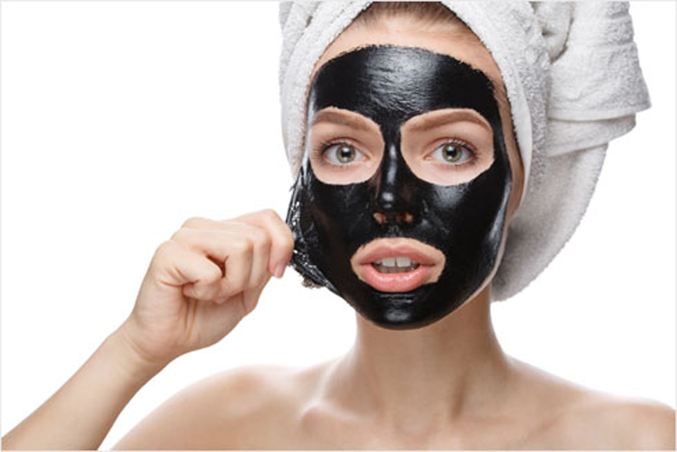 Черная маска-пилинг. Фото: Shutterstock