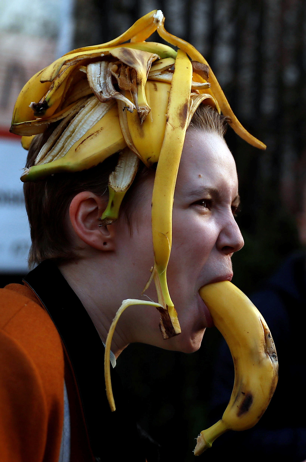 פולין מחאה בננה (צילום: רויטרס)