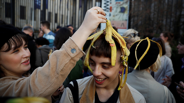 פולין מחאה בננה (צילום: רויטרס)