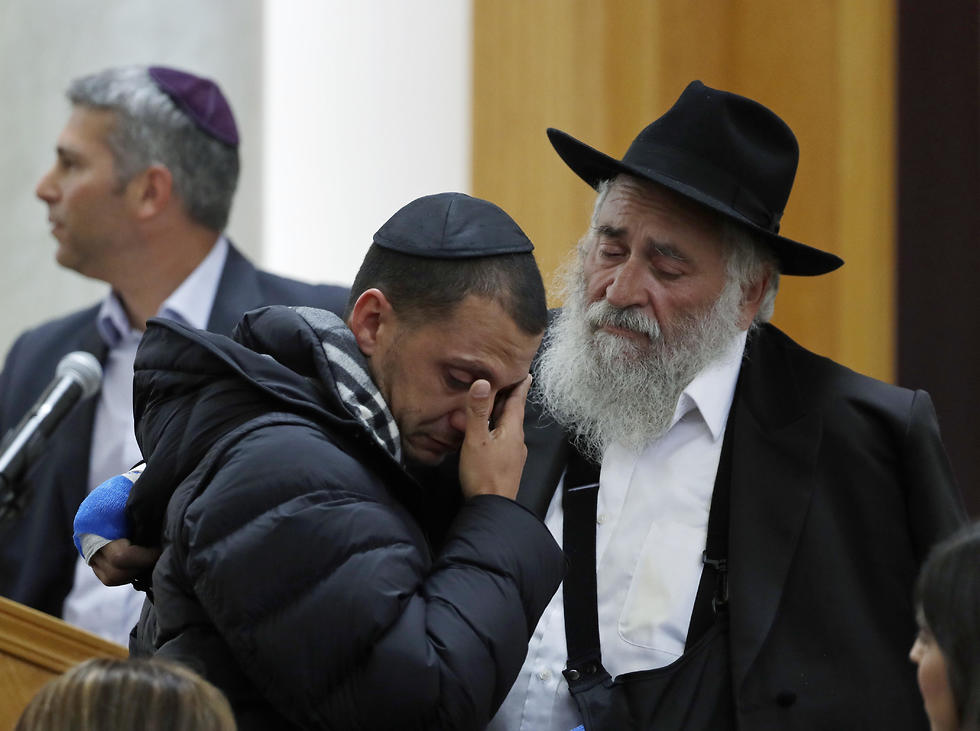 הרב ישראל גולדשטיין בהלווייתה של לורי גילברט קיי, שנרצחה בבית הכנסת בקליפורניה (צילום: AP)