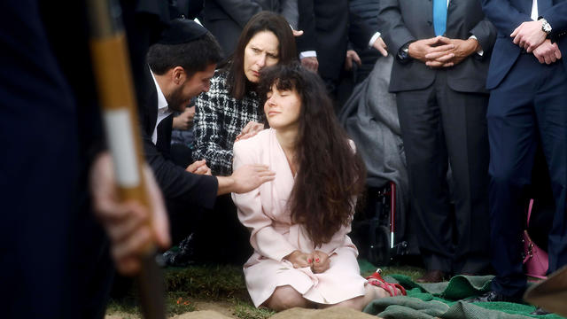 חנה קיי, בתה של לורי שנרצחה בבית הכנסת בקליפורניה, על קבר אמה (צילום: AFP)